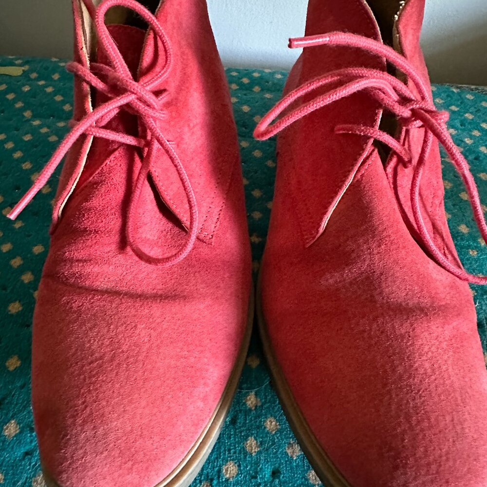 Hush Puppies "Bailey" Red (Pink) Suede Chukka Boots Women's Size 9